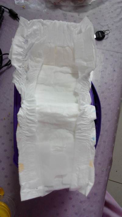 特意试用了一下纸尿裤,下面这张是用之前刚开包装的图片